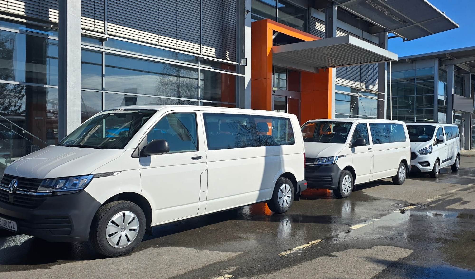 Trei microbuze 8+1 din flota Inchirierebus.ro parcate unul lângă altul