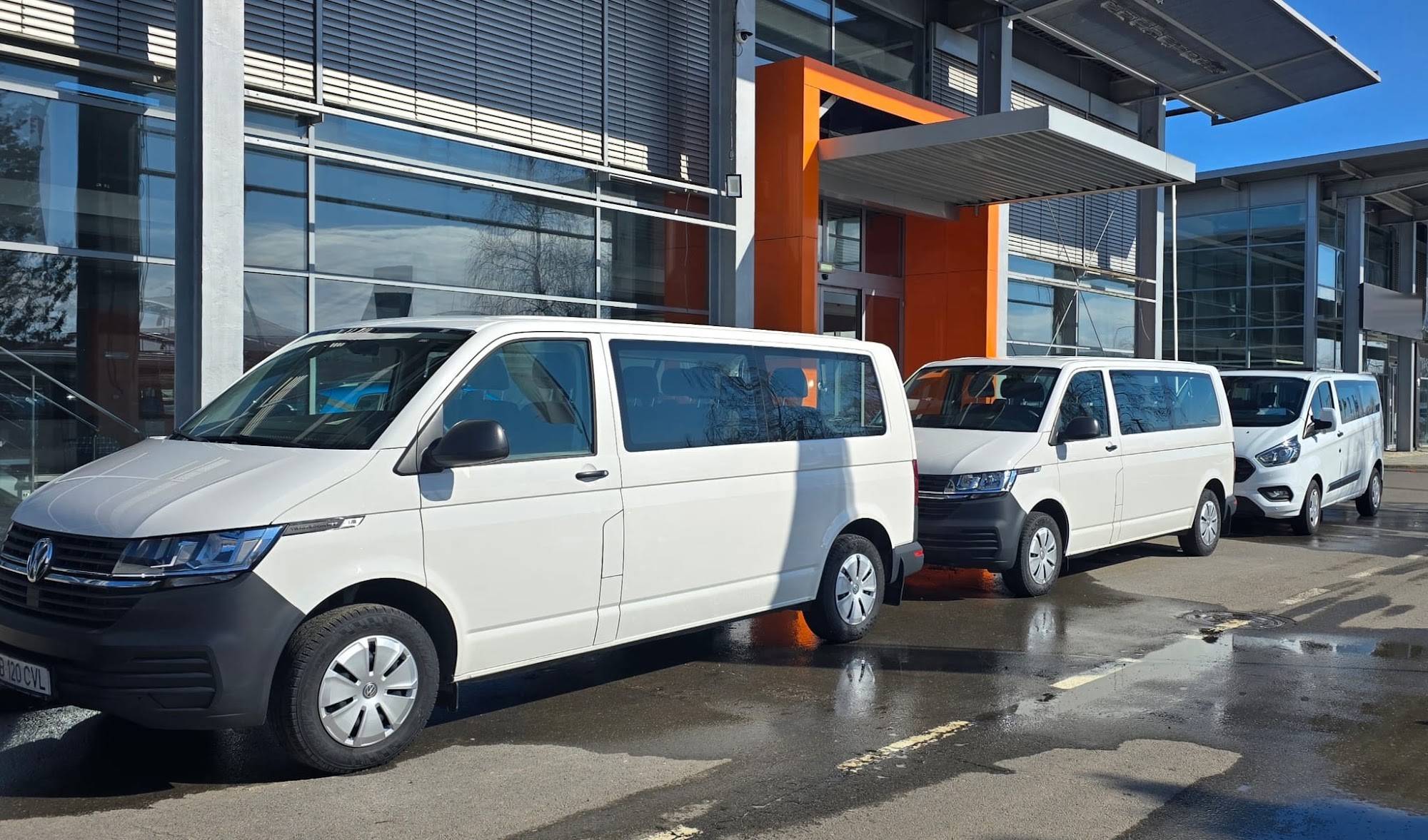 Flota Inchirierebus.ro: două Volkswagen Transporter și un Ford Transit Custom