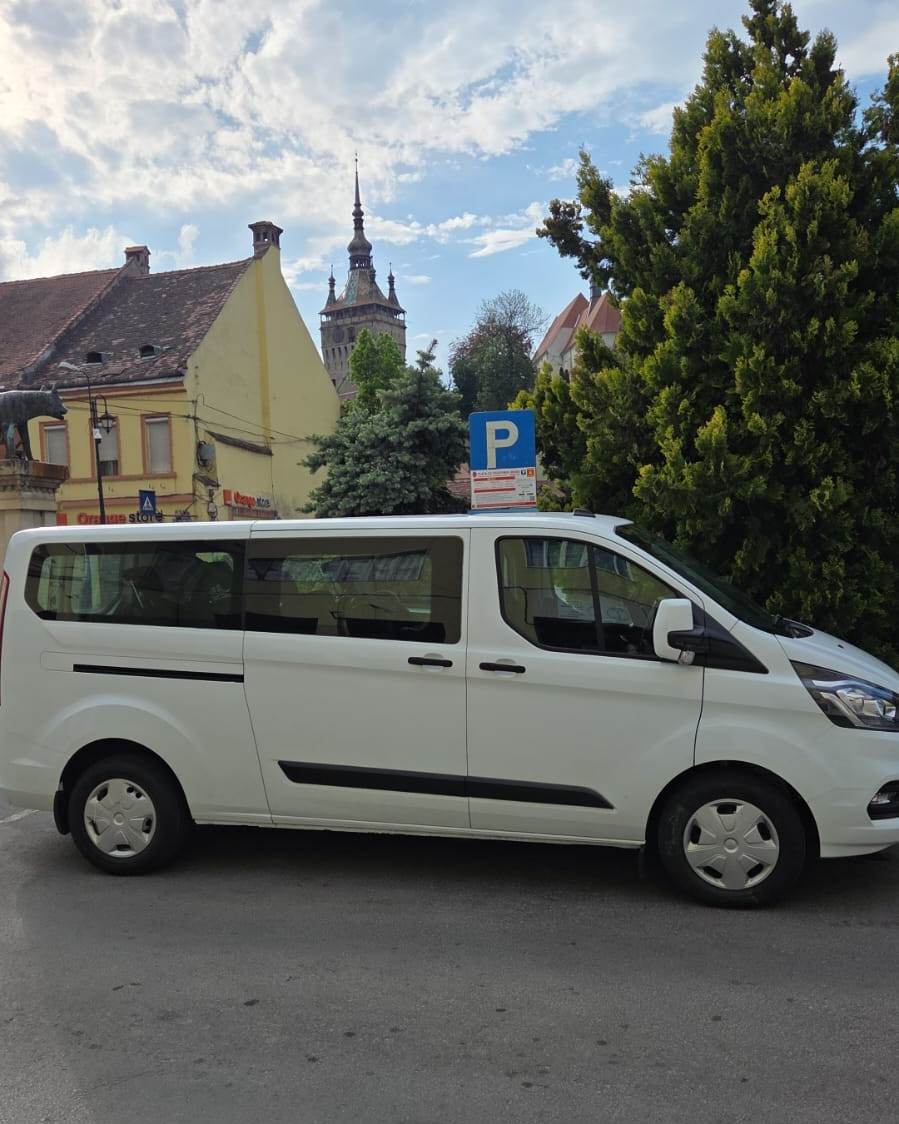 Ford Transit Custom 8+1 parcat în centrul istoric al Sighișoarei