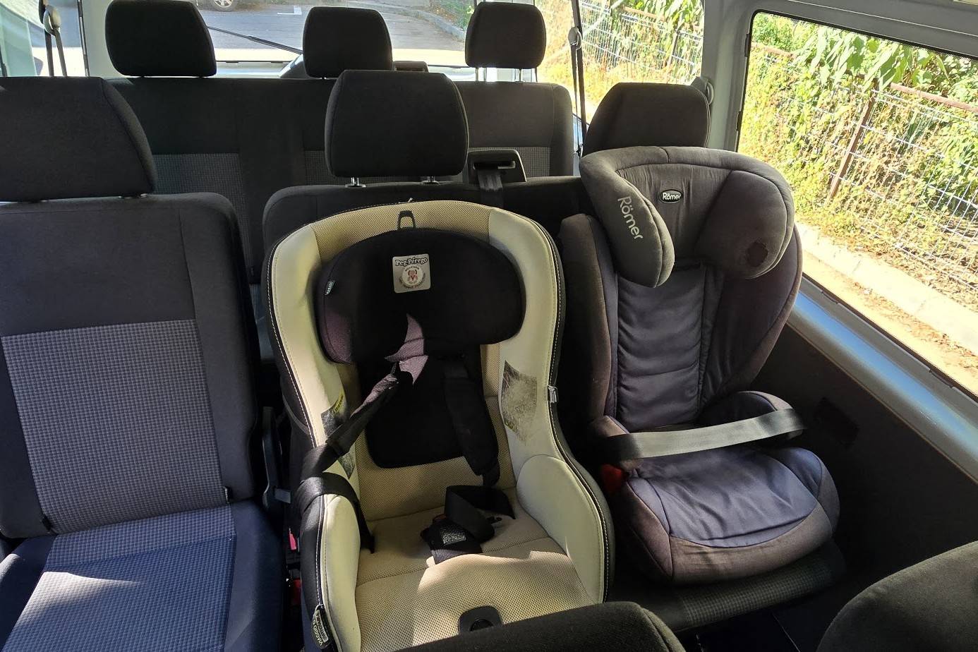 Interiorul unui microbuz 8+1 cu scaune pentru copii