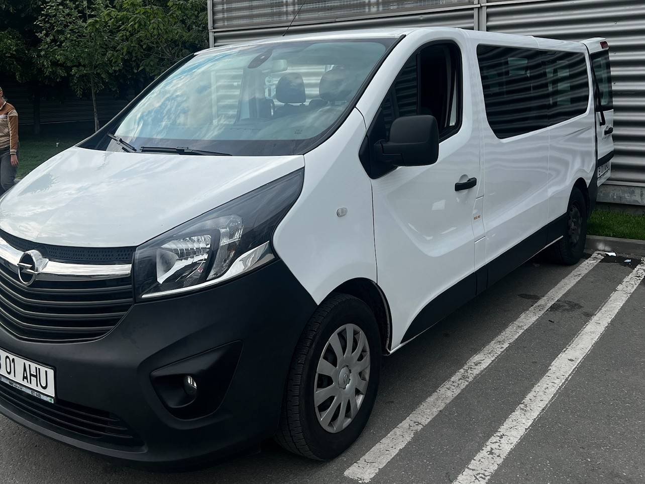 Opel Vivaro 8+1 alb văzut din lateral, parcat