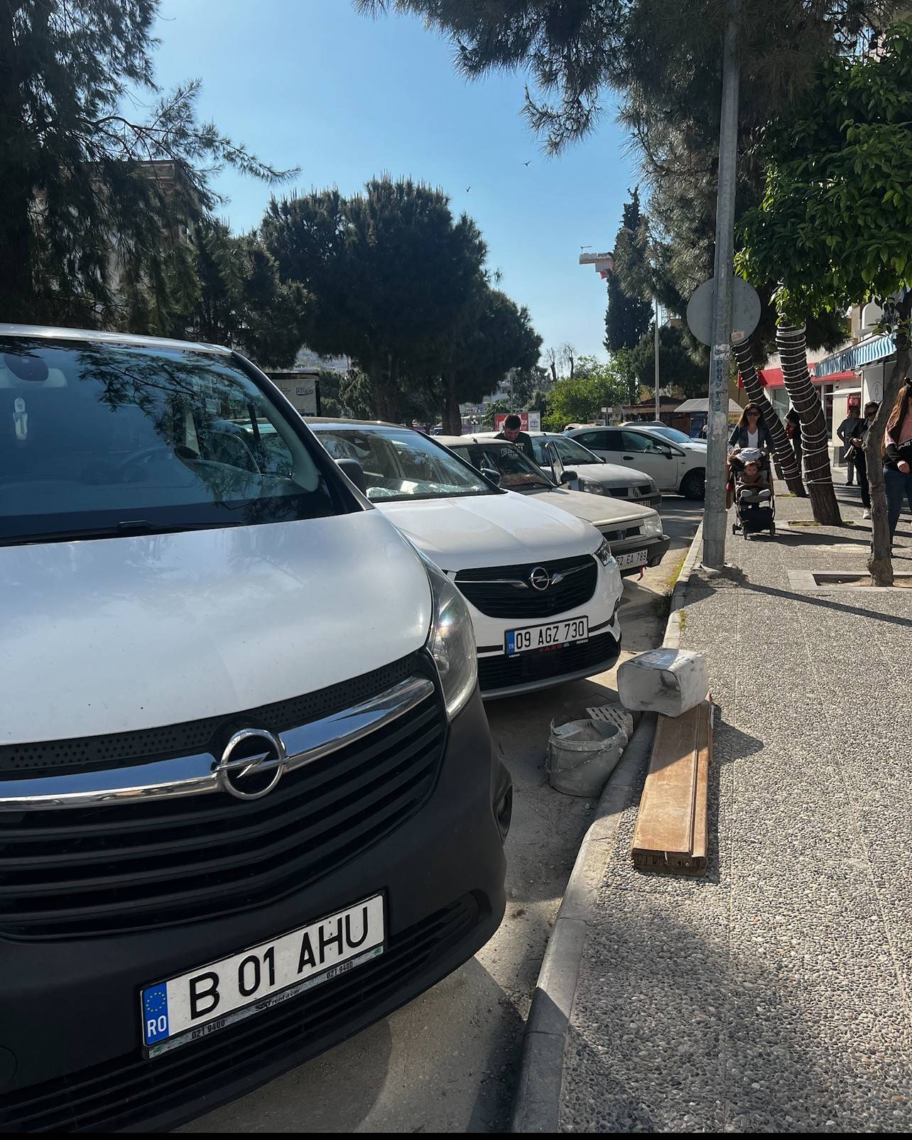 Opel Vivaro 8+1 alb văzut din față, parcat pe stradă
