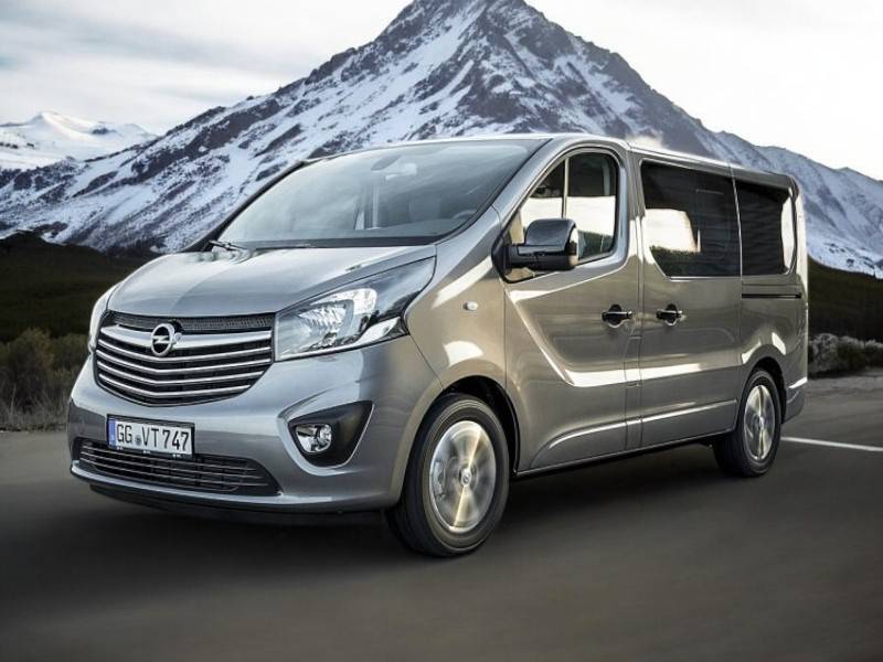 Opel Vivaro argintiu pe un drum de munte