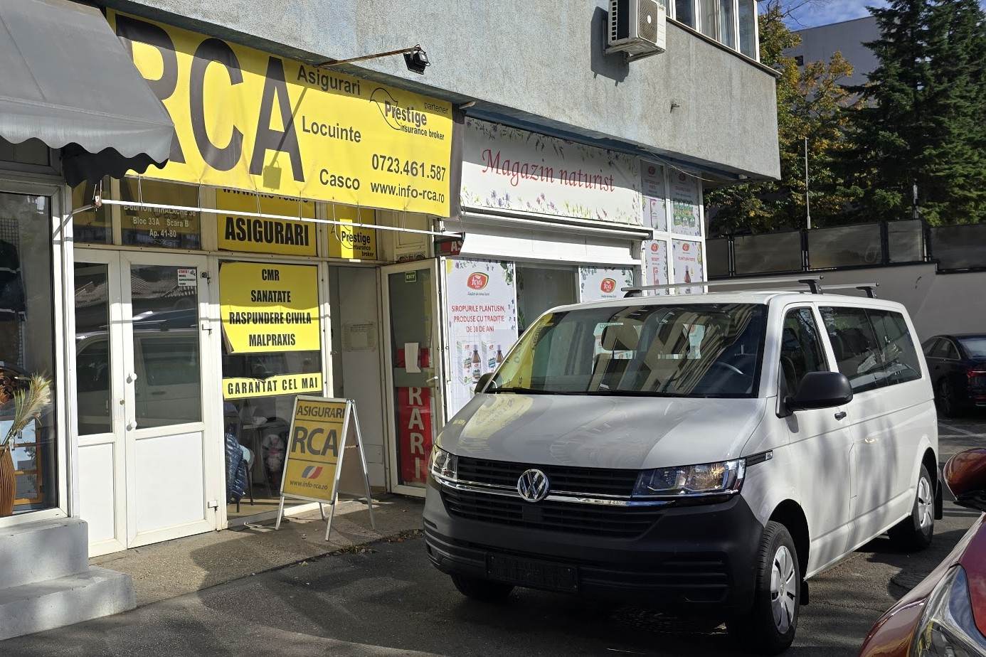 Volkswagen Transporter parcat în fața biroului de asigurări RCA din Bd. Ion Mihalache 38, punctul de predare