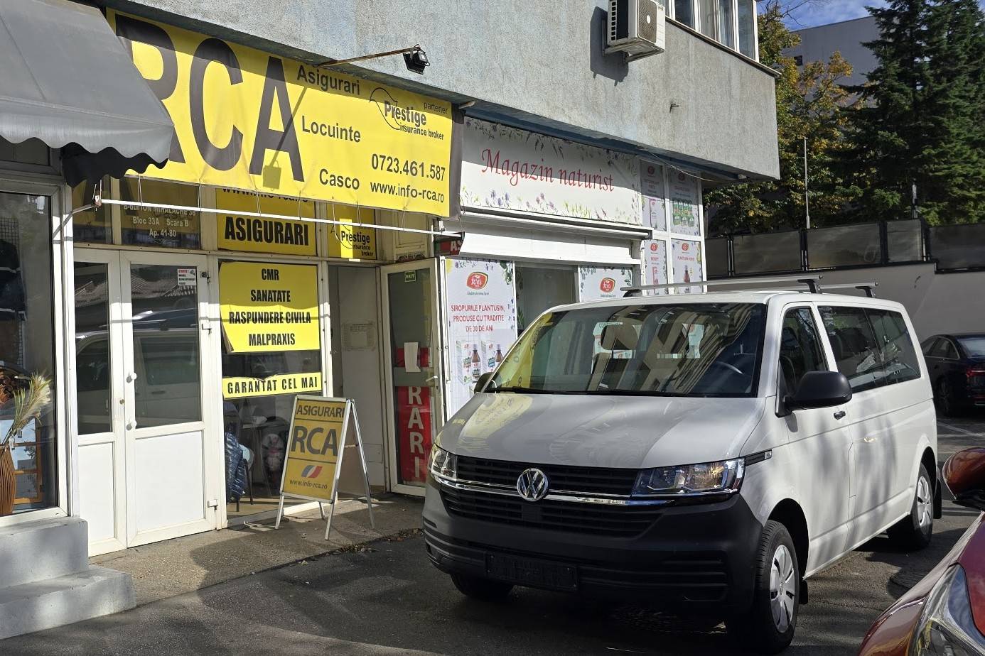 Volkswagen Transporter parcat în fața punctului de predare din Bd. Ion Mihalache 38
