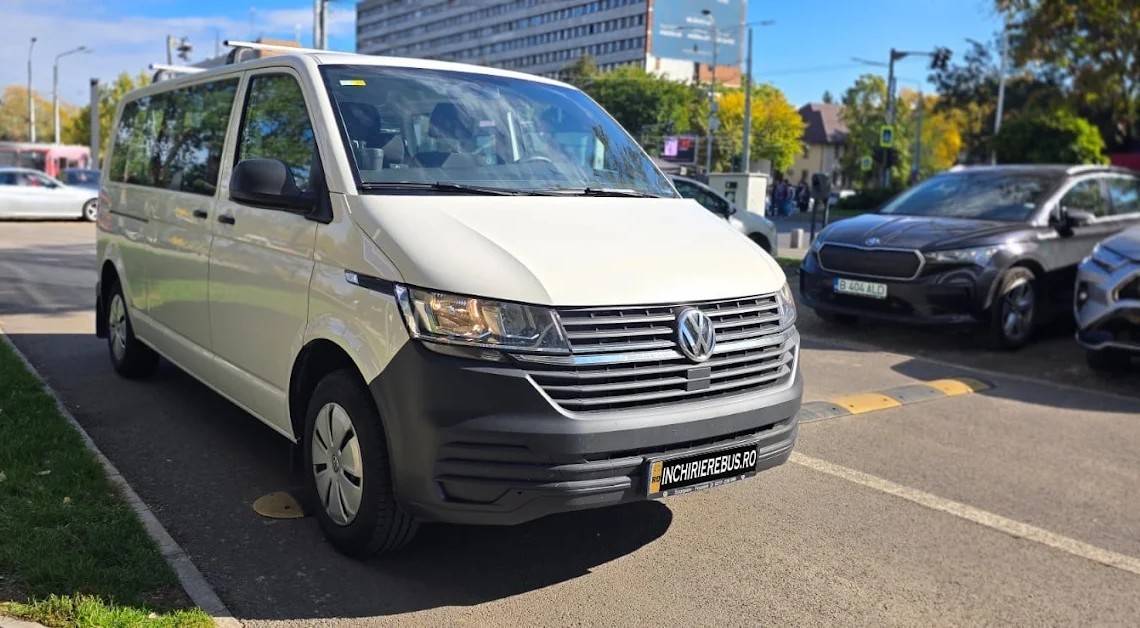 Volkswagen Transporter 8+1 din flota Inchirierebus.ro, văzut din față