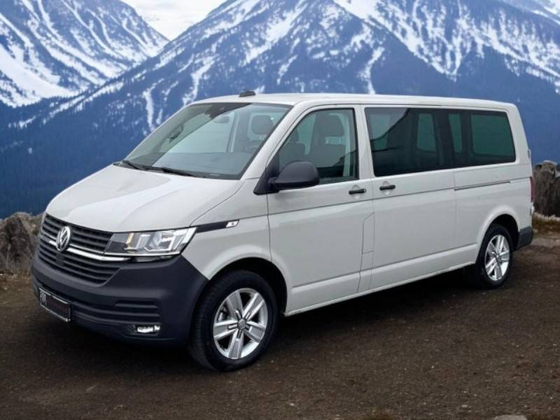 Volkswagen Transporter T6 alb pe un drum de munte